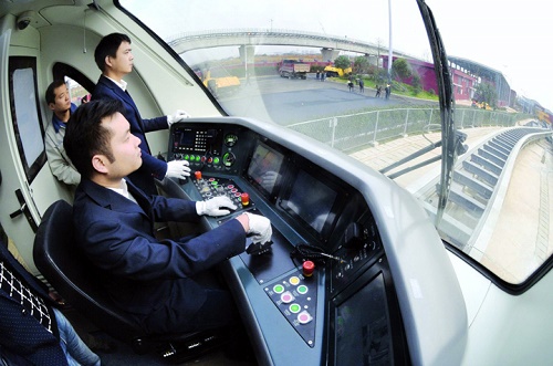 考火車司機(jī)必須是在職人員嗎？