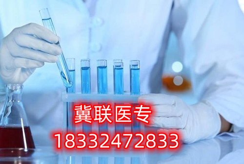 對于很多想要通過河北單招考試升學的家長和學生，往往感到為難的就是如何選擇大類方向。石家莊冀聯(lián)醫(yī)學中專學校單招升學熱門專業(yè)及院校推薦  石家莊冀聯(lián)醫(yī)學中專學校單招升學熱門專業(yè)及院校推薦  一方面是對大類招生政策的不了解，另一方面是感覺孩子太小，還不定性，盲目選擇怕將來孩子后悔。    考試七類是家長們眼中的熱門大類，護理是人氣最高的專業(yè)，優(yōu)秀院校：滄州醫(yī)學高等專科學校。下面于老師給大家介紹一下第七類醫(yī)藥衛(wèi)生(臨床醫(yī)學類專業(yè)除外)等所涉及專業(yè)。    單招考試第七類醫(yī)學類考試第七類：    醫(yī)藥衛(wèi)生(臨床醫(yī)學類專業(yè)除外)等所涉及專業(yè)    科目：語文150分+數(shù)學150分+化學100分+職業(yè)適應性測試350分（1、我國當前醫(yī)藥衛(wèi)生行業(yè)的特點和發(fā)展方向、醫(yī)藥衛(wèi)生行業(yè)的特點和工作內容常識;2、生活中常見的基本疾病預防知識和疫情防控知識;3、國際、全國疾病防控宣傳日相關知識;4、醫(yī)學專業(yè)相關的社會人文常識。）    牽頭院校：滄州醫(yī)學高等?？茖W校    推薦院校：河北化工醫(yī)藥職業(yè)技術學院、滄州醫(yī)學高等?？茖W校、邢臺健康醫(yī)學院、承德護理職業(yè)學院、廊坊衛(wèi)生職業(yè)學院、唐山職業(yè)技術學院、河北女子職業(yè)技術學院    熱門專業(yè)：護理、醫(yī)學檢驗技術、醫(yī)學影像技術、助產、口腔醫(yī)學技術、心理咨詢、眼視光技術、藥學    2023年河北單招考試人數(shù)：約25300人    錄取率：58.47%    公辦錄取率：17.50%    大類解讀：熱門大類，男女生都可以報考，文理不限，專業(yè)技術性不強。      第七大類職業(yè)適應性測試具體考試內容：    1、我國當前醫(yī)藥衛(wèi)生行業(yè)的特點和發(fā)展方向、醫(yī)藥衛(wèi)生行業(yè)的特點和工作內容常識；    2、生物醫(yī)學基礎知識；    3、生活中常見的基本疾病預防知識和疫情防控知識；    4、國際、全國疾病防控宣傳日相關知識；    5、醫(yī)學專業(yè)相關的社會人文常識。      一、護理    就業(yè)方向：主要面向各級各類醫(yī)療衛(wèi)生系統(tǒng)和社區(qū)衛(wèi)生服務機構，從事臨床護理、健康保健工作，就業(yè)度好。    二、醫(yī)學檢驗技術    就業(yè)方向：主要面向各級醫(yī)院檢驗科、血庫，各級疾病預防控制中心、血站、檢驗檢疫、計劃生育服務等機構，以及各種獨立實驗室、醫(yī)學生物試劑生產經營企業(yè)，從事醫(yī)學檢驗等工作。    三、醫(yī)學影像技術    就業(yè)方向：主要面向各級醫(yī)療衛(wèi)生機構及體檢中心等部門從事醫(yī)學影像工作。    四、助產    就業(yè)方向：主要面向各級綜合性醫(yī)院和婦幼保健院（所）、婦幼保健管理機構 ，以及孕婦學校、親子活動中心和月嫂培訓中心等社區(qū)婦幼保健機構組織，從事助產、臨床護理、計劃生育和婦幼保健管理及服務等工作。  五、口腔醫(yī)學技術    就業(yè)方向：方向一∶口腔治療技術方向 主要面向各級口腔醫(yī)療機構及口腔醫(yī)療相關機構，在醫(yī)師助手、口腔咨詢等崗位群，從事口腔常見病和多發(fā)病的輔助治療與服務等工作。    方向二∶口腔修復工藝方向 主要面向口腔修復制作行業(yè)各級義齒加工企業(yè)、醫(yī)療機構口腔技工室及口腔醫(yī)療相關機構，在口腔修復、技術管理等崗位群，從事口腔修復體制作、技術管理與服務等工作。  石家莊冀聯(lián)醫(yī)學中等專業(yè)學校電話：0311-8736 8833；18332472833（同微信）  石家莊冀聯(lián)醫(yī)學中專學?？焓痔枺簐18332472833