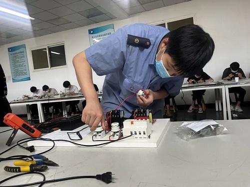 什么是高級技工班？哪個學(xué)校學(xué)高級技技工比較好